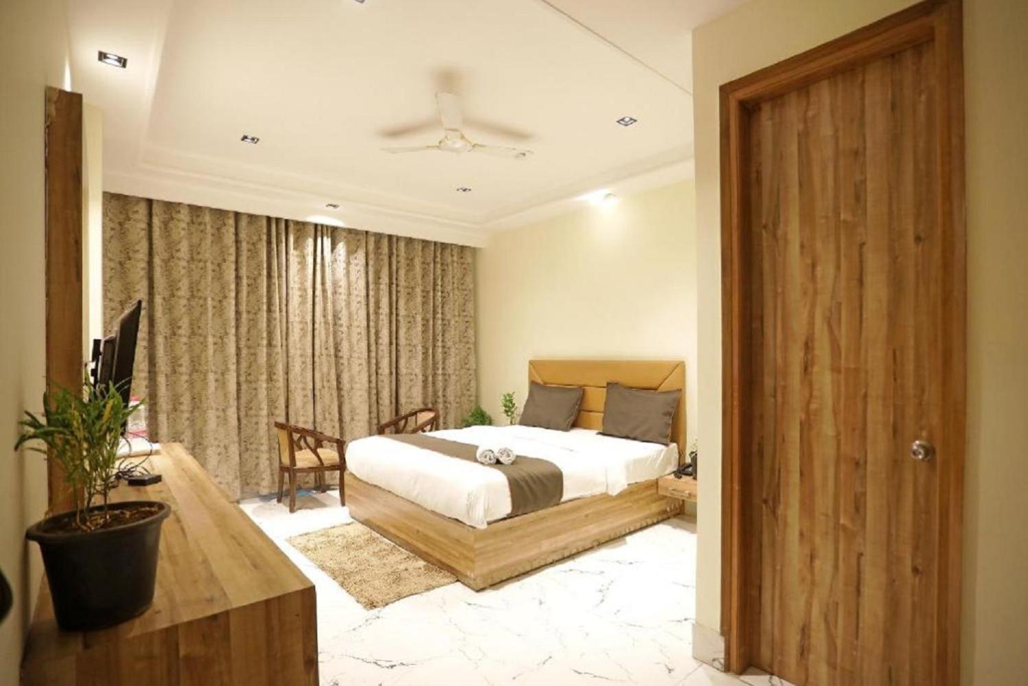 Hotel Royal Paradise By Kdson New Delhi Exteriör bild